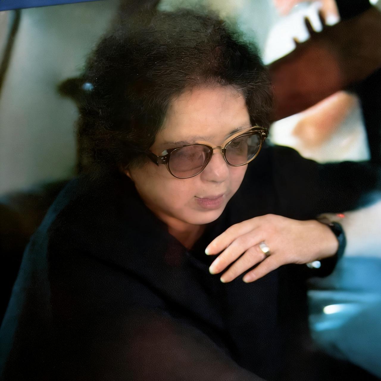 1985年，影星翁美玲的葬礼上，她妈妈张明如坐在灵堂，一张罕见的留影，镜头里张妈