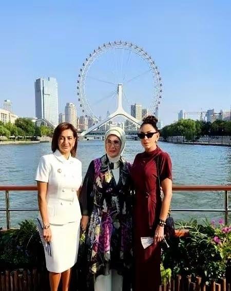 亚美尼亚和阿拉塞拜疆打仗，士兵死了那么多，现在两国的总统夫人却含笑着一起拍照，牺