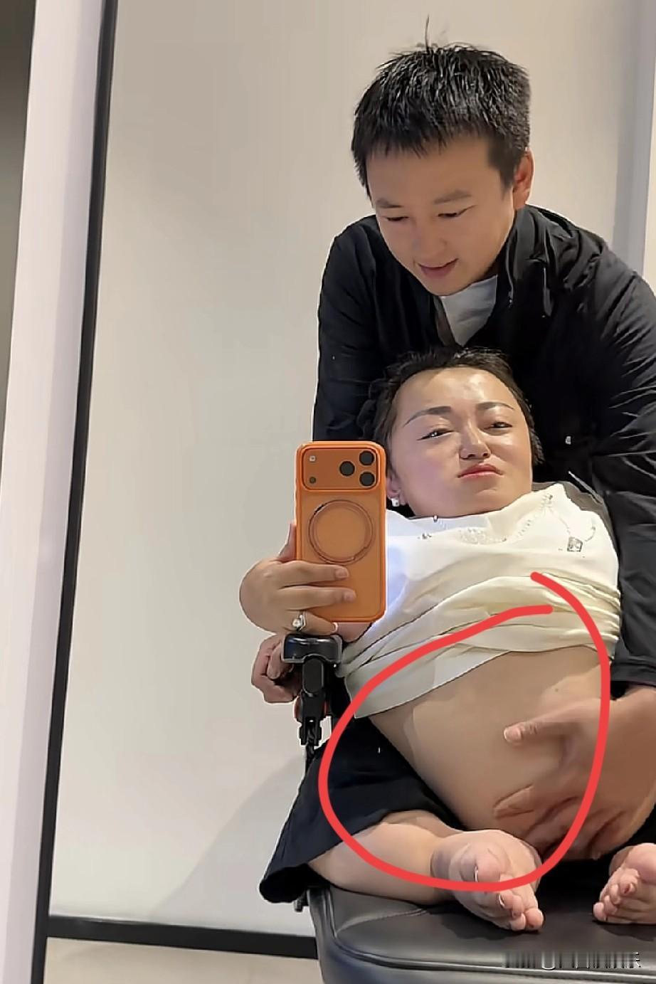 我敢说，李喜梅早晚有一天后悔。一个身高只有80多厘米的残疾人，非要给二婚老公生