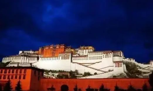 西藏正式纳入中国版图的进程，堪称一场跨越百年的政治博弈！早在清朝入关前，皇太