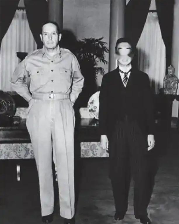 1945年，麦克阿瑟来到日本后，生活靡乱无度，不仅多年霸占着日本第一女神，还成了