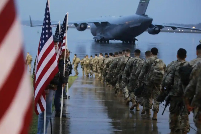 巴沙尔没做到的，HTS武装做到了！一招迫使美军无奈撤离叙利亚！近期，两位不愿具名