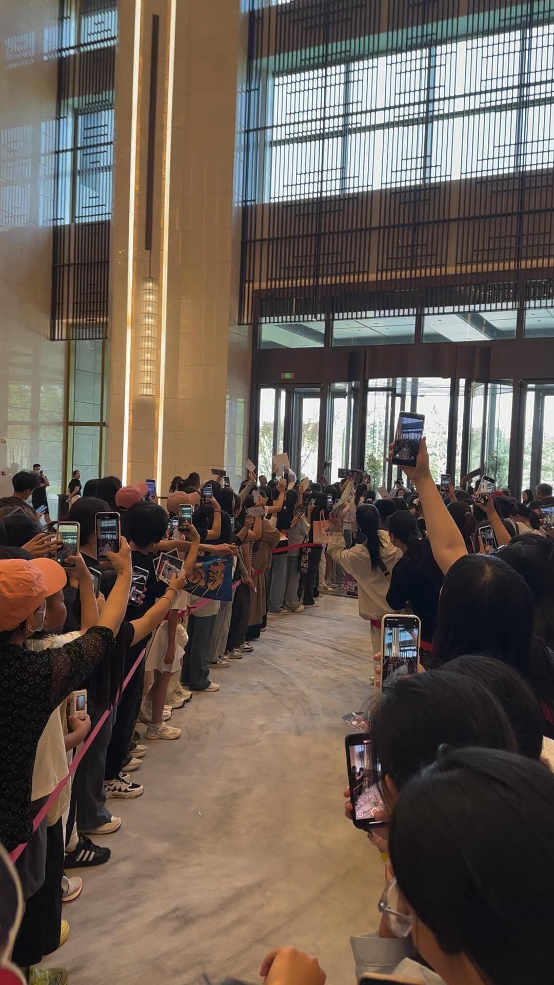 都在等王楚钦来，也太热烈了吧，山东滨州也是出息了，真的是给力，王楚钦一来，直接火