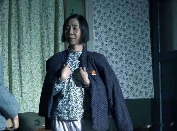 1932年，一个杂货铺老板娘白天出门倒垃圾，特务跟上去问她，“你这里面什么这么臭