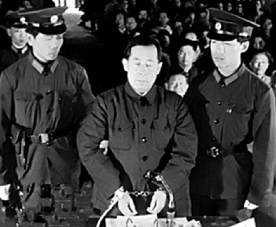 这样的败类不严惩，怎么给人民百姓一个交代？ 严办几个,杀几个,判刑几个,并且