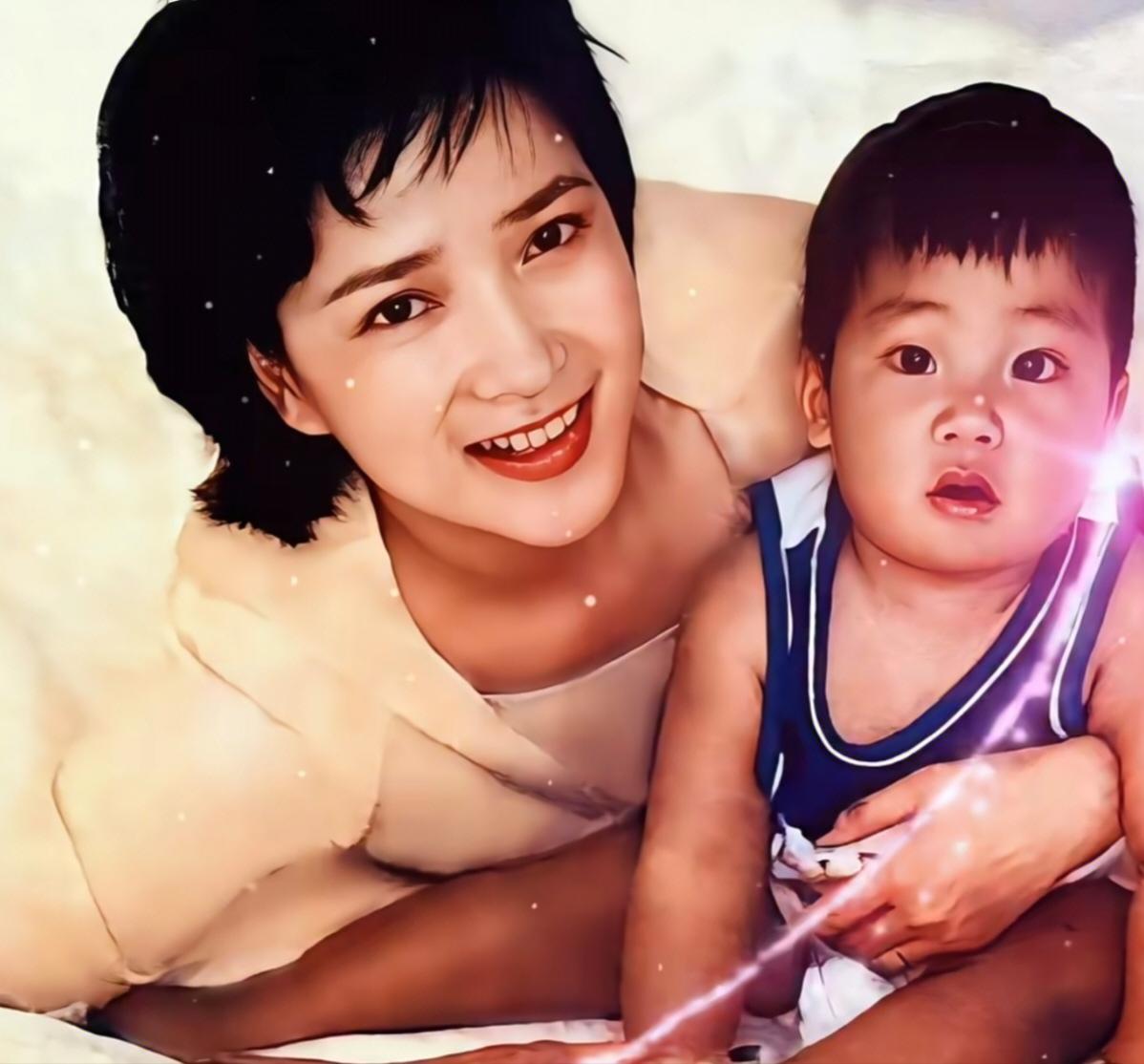 何晴和许亚军离婚时，儿子许何的抚养权归许亚军，但这并不代表许晴不爱儿子，相反许何