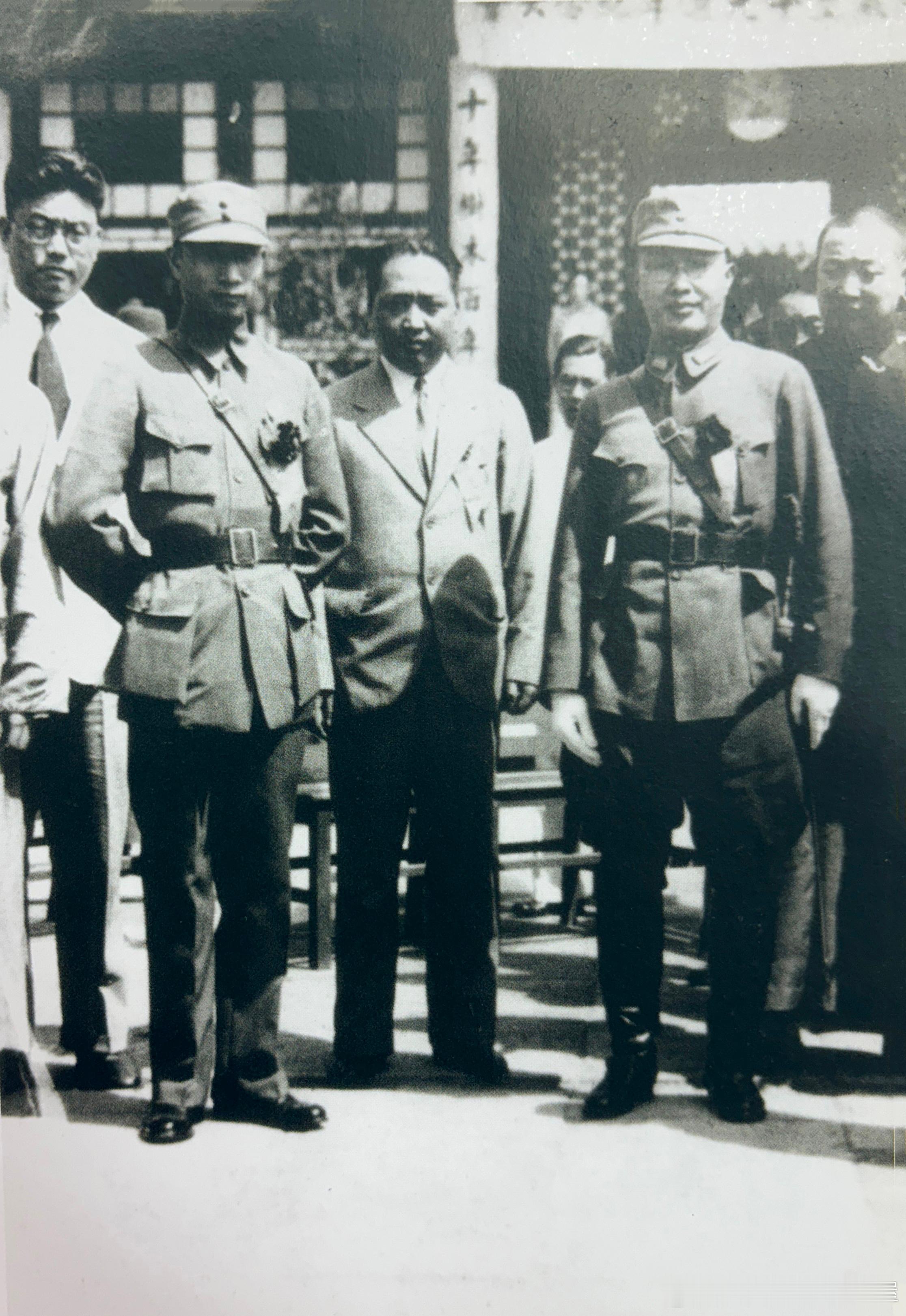 1933年6月国民政府驻北平行营主任何应钦（右二）和陆军第2师师长黄杰（左二）参