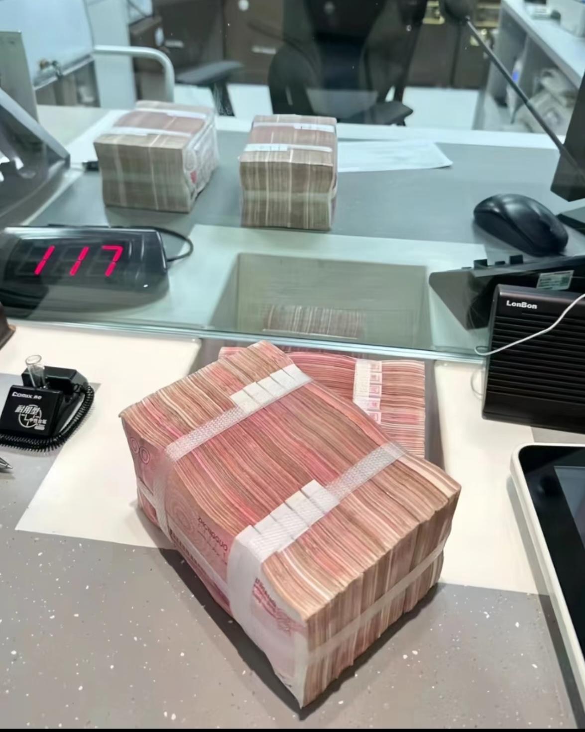 表妹在银行工作五年，昨天悄悄告诉我一个秘密，听完心里特别不是滋味。她说，银行