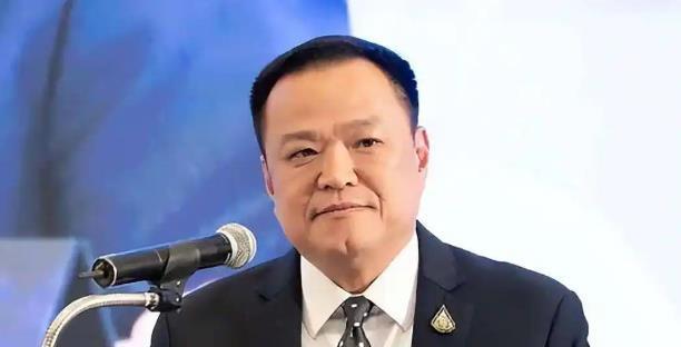 佩通坦估计做梦都没想到，阿努廷任泰国新总理后，在中方国庆节来临之际，公开场合给中