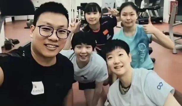莎莎和她的体能团小姐妹与翔哥亲切合影四个小姐妹一个比一个阳光一个赛一个青春