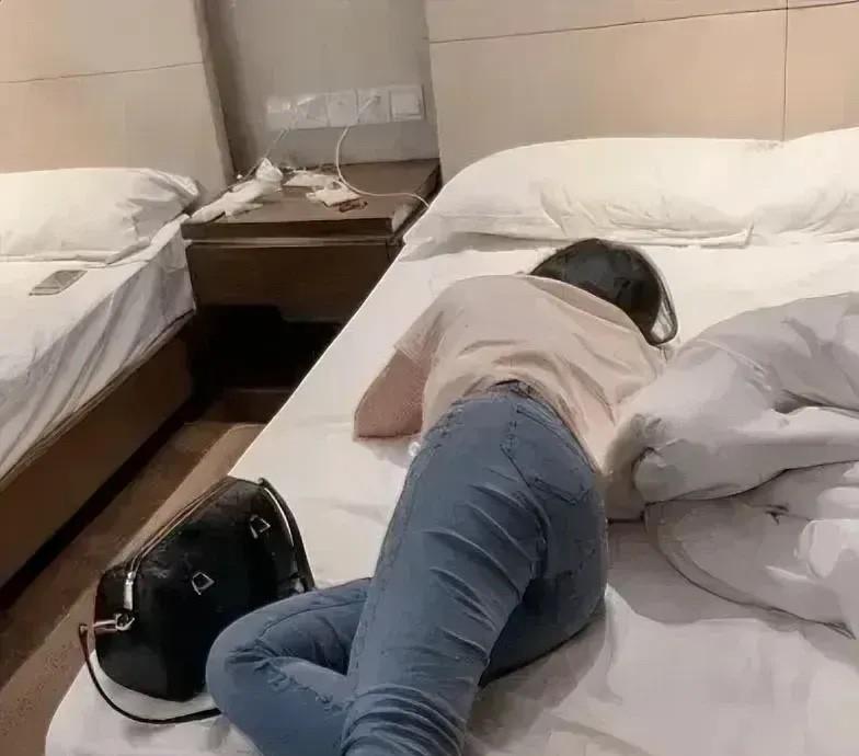 上海，一男子约女网友开房，发现对方来了例假，可两人还是发生了关系，次日早上男子离