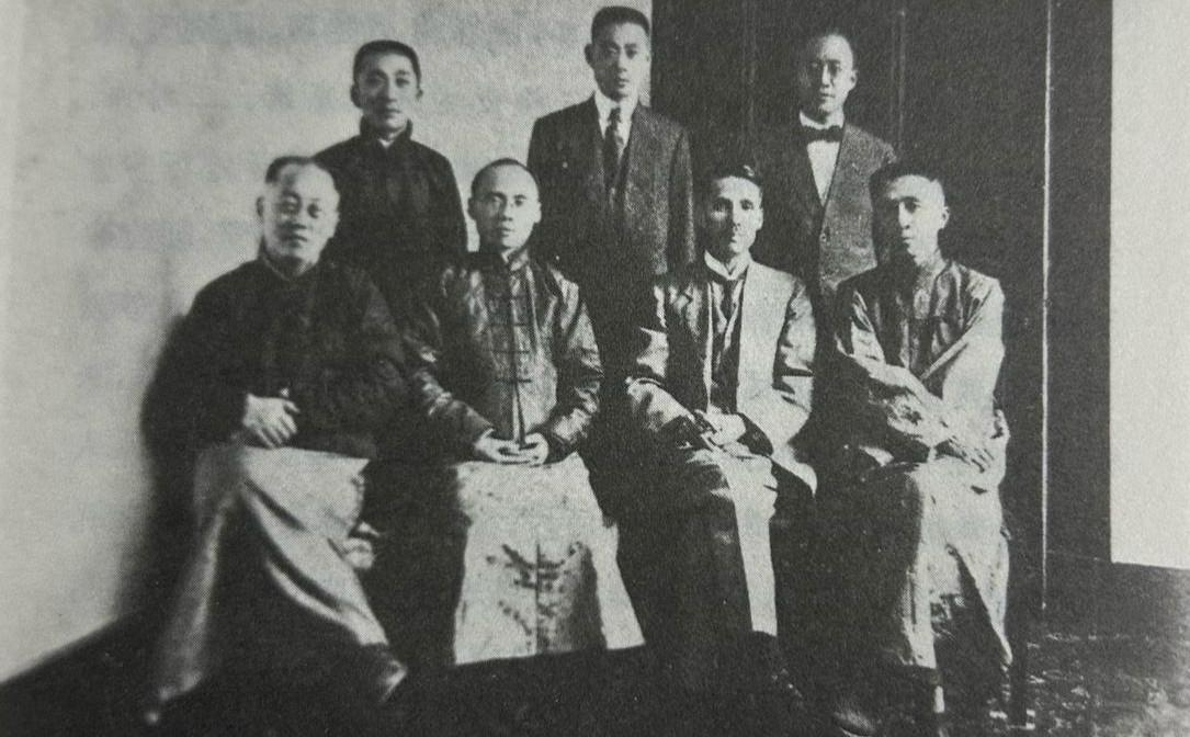 民国时期，上海滩的金融家合影。前排：宋汉章（左一）、张嘉璈（左二）、钱新之（右一