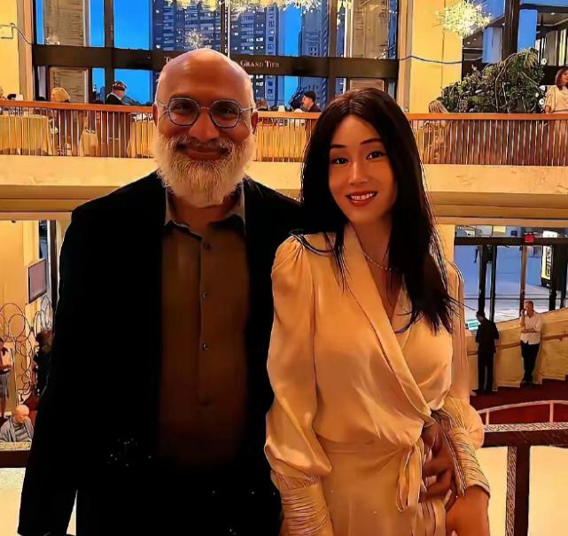 一位中国女留学生和她的大胡子丈夫我实在搞不懂，她这个颜值，找个同龄人并不费劲，