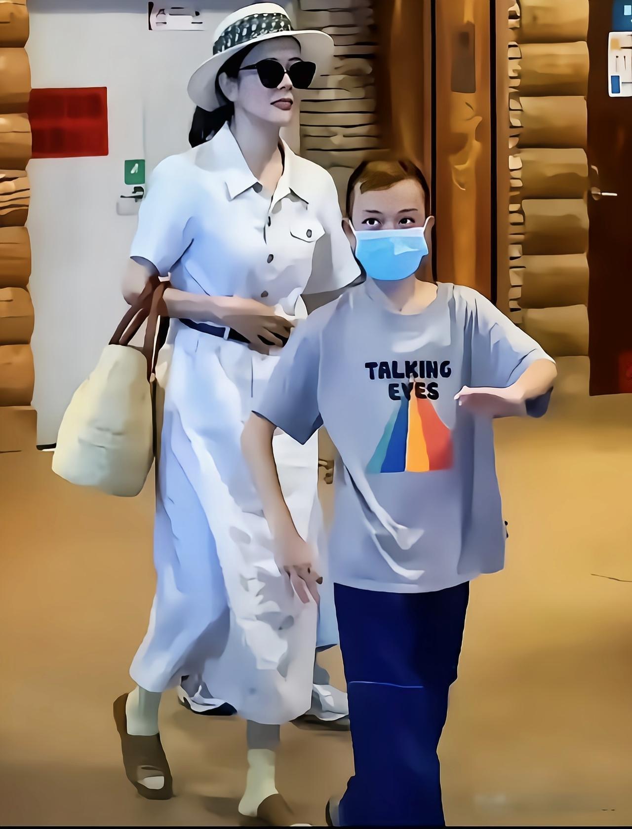主打一个听劝，前主持人杨乐乐，终于肯带孩子多接触外面的世界了最近看到杨乐乐