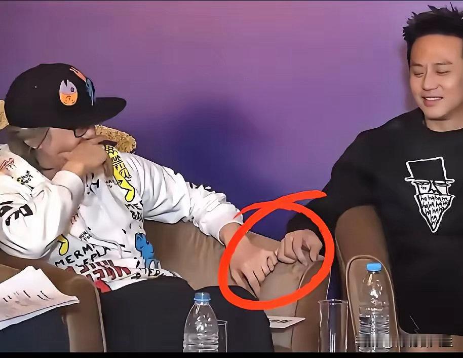 邓超没给周星驰的新片打Call，网上又是一通阴谋论。说真的，这哪是什么记性不好或