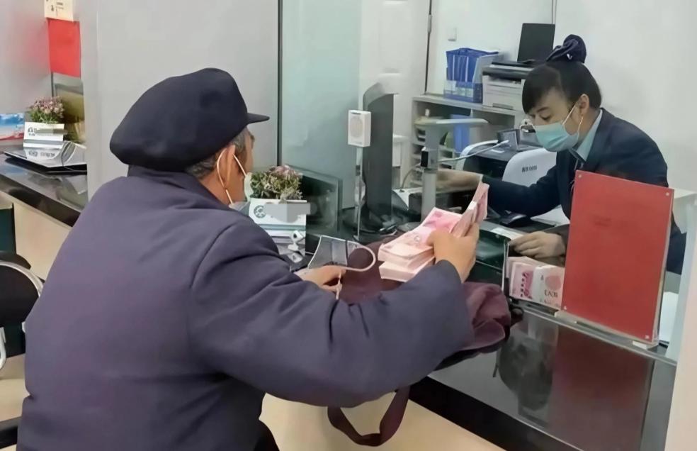 太荒唐了！陕西西安，一老汉手里12万存款到期，银行经理说有高额利息存款可以办，老