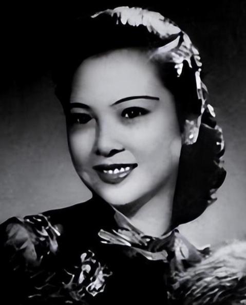 当年军统有个头号女特工向影心，跟日本军官跳舞，对方竟伸手摸她旗袍开衩，她笑着就把