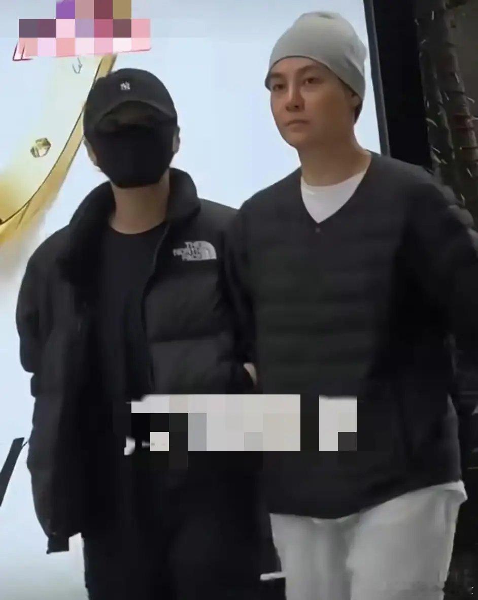 阿娇和皇甫圣华挽手逛街10月31日，狗仔张小寒爆料，称自己在街头拍到阿娇和皇甫