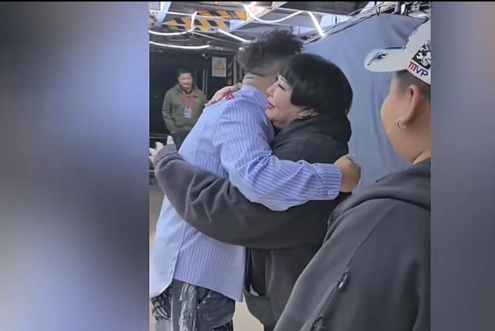 有网友说岳云鹏更像是德云社的摇钱树，因为他们赚的钱两成是要上交到德云社的。近