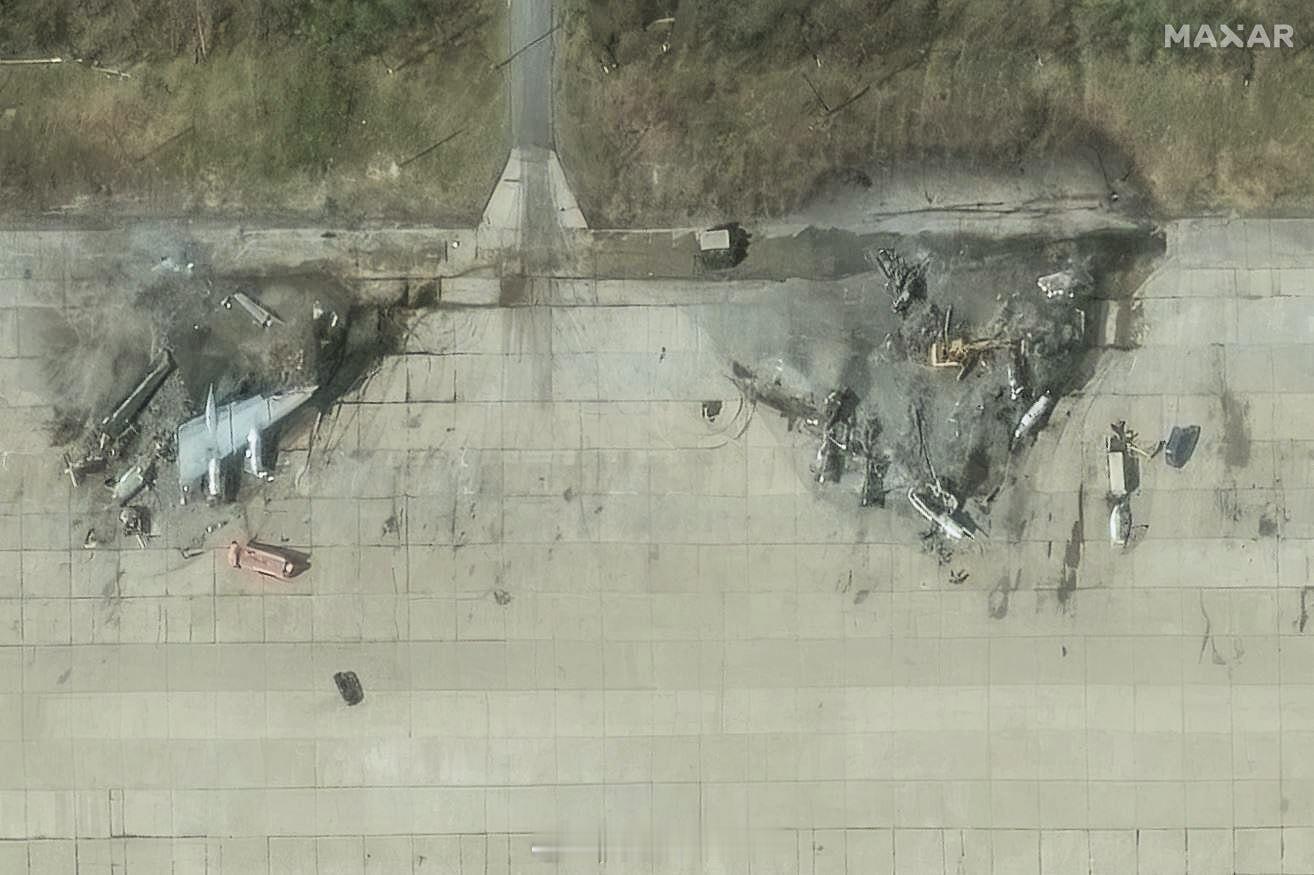 俄罗斯空军基地遭袭击Maxar拍摄的超高分辨率卫星图像，展现了乌克兰无人机袭击