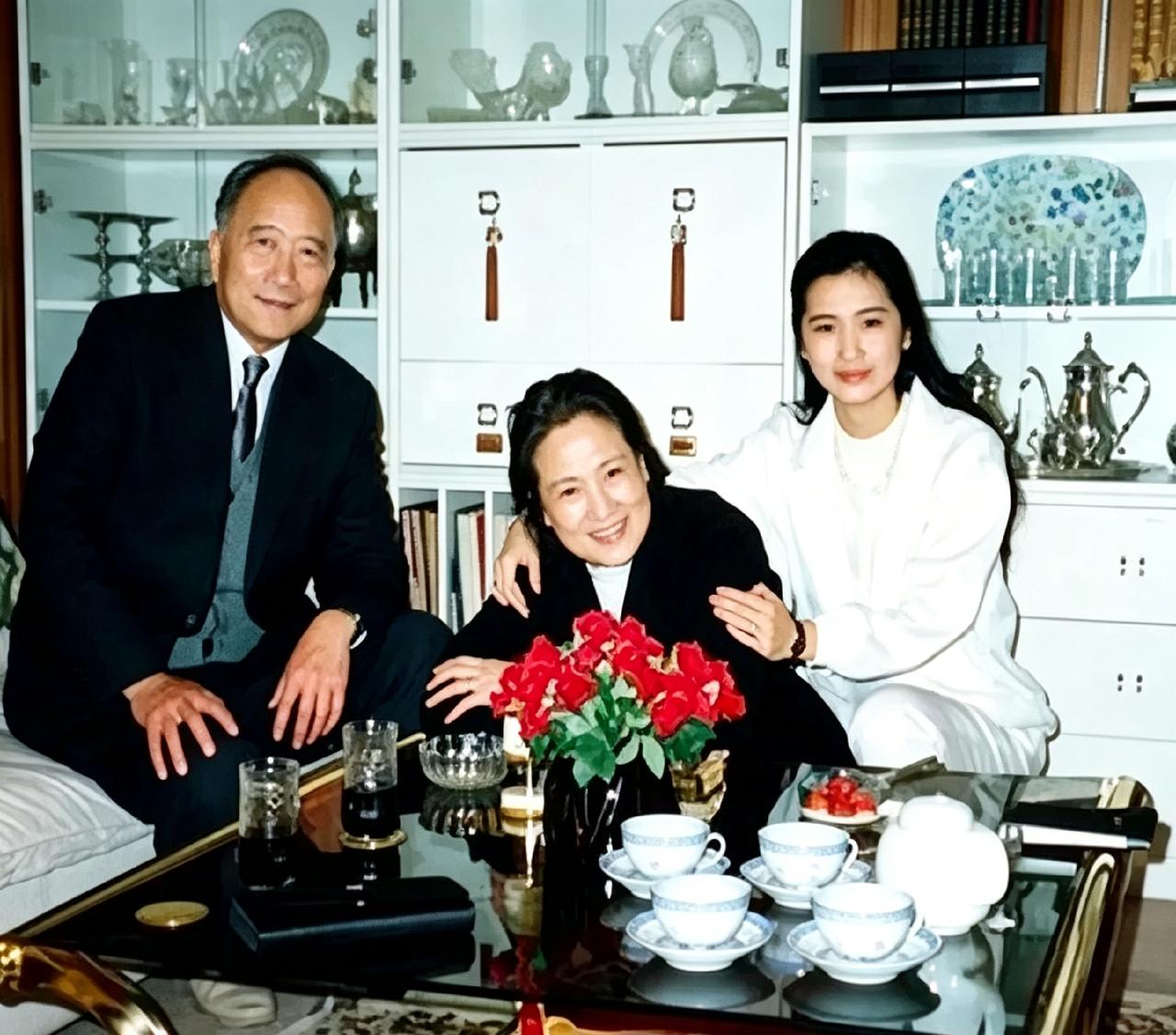 翻到一张80年代老照片，孙道临王文娟两口子，旁边是闺女孙庆原。那时候的客厅、茶具