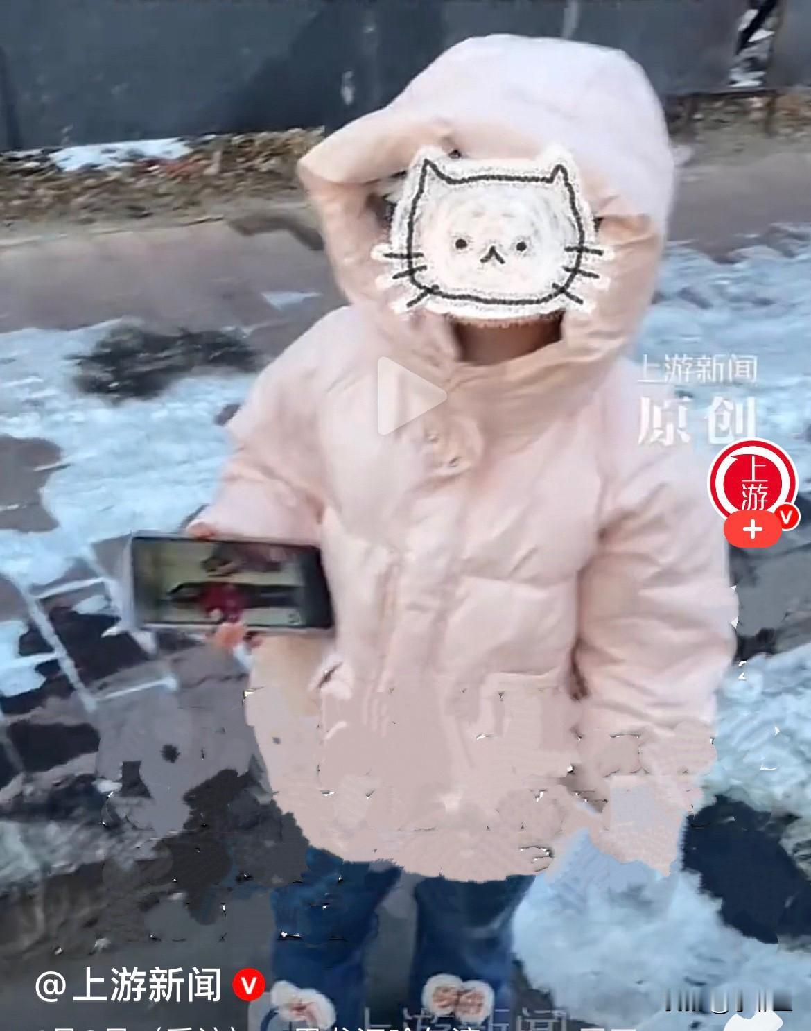 近日，黑龙江哈尔滨零下二十多度的天气，一大哥看见一个小女孩自己在路上走，还过了一