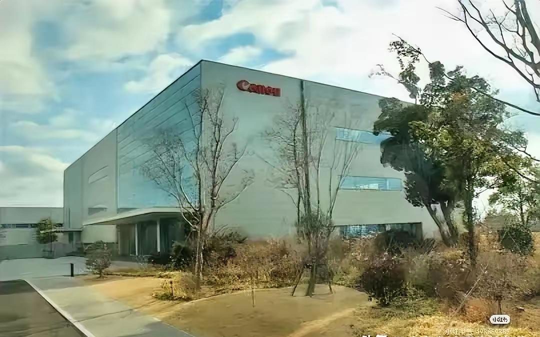 佳能中山工厂那个拿了40万遣散费的老员工，临走还握着董事长的推荐信。这钱和这封信