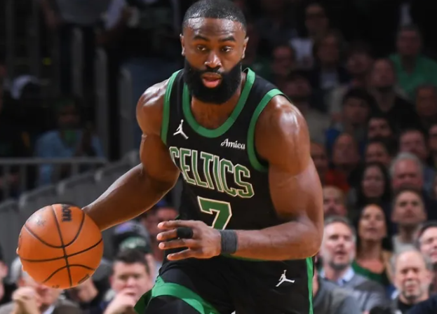 体育评论员克里斯-坎蒂在节目中谈到了杰伦-布朗与杰森-塔图姆的生涯对比。坎蒂表