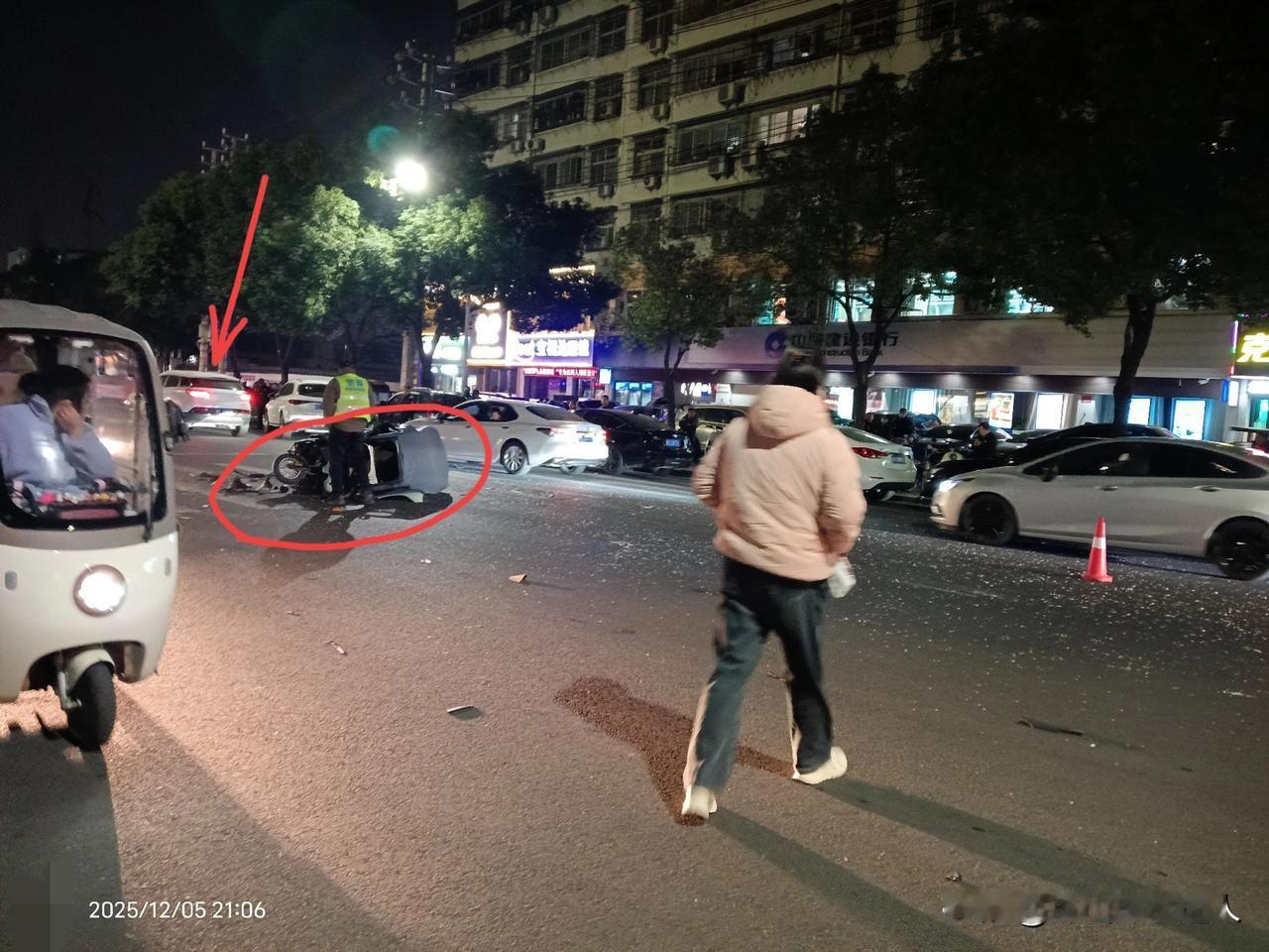 一个老头乐被干翻了玻璃撒了一地前后有十来肇事车是一辆奔驰车开车不仅看技术