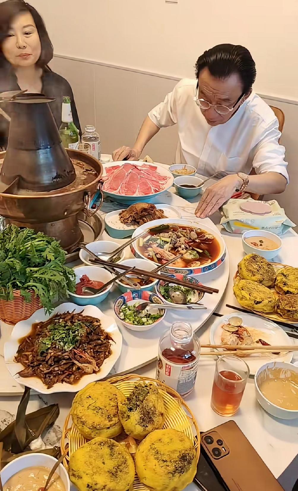 侯耀华参加朋友聚会，虽然已经80岁，精神状态可嘉，还不忘调侃自己，说话挺实在：“