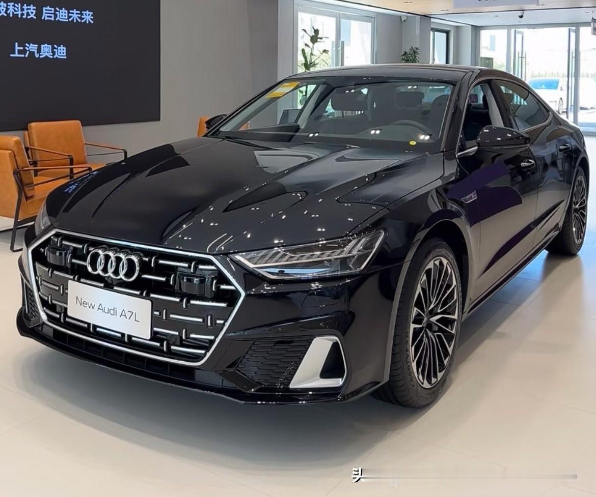 奥迪A7L的低配车型，售价进一步降至26万以内。上汽奥迪的A7L曾经很长一段时间
