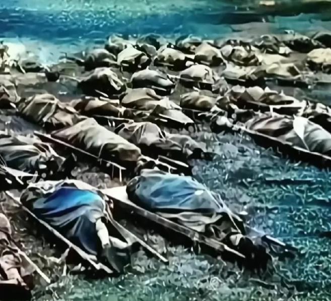 80年代，老山前线！一排排二十岁左右的年轻生命，永远留在了那片土地。 198