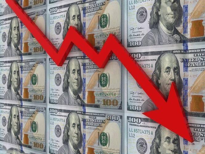 现在是美元想贬值，但中国顶着不让，因为从历史的经验来看，这意味着美国又想走“日本