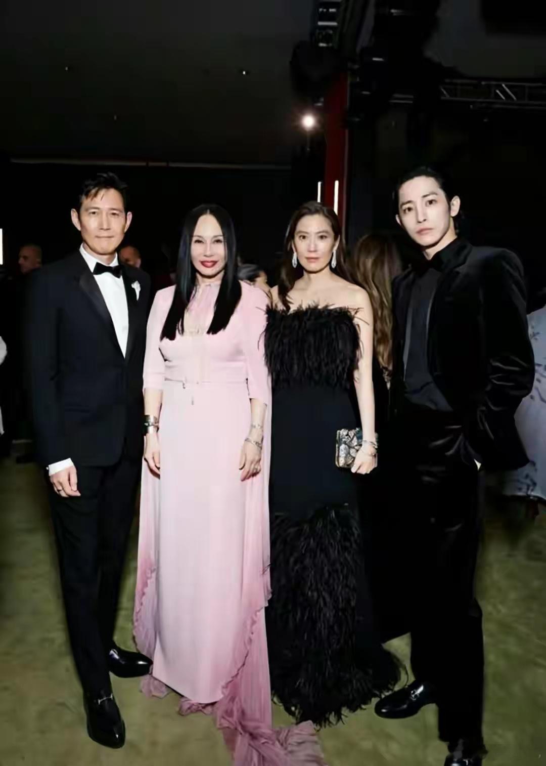 邓文迪现身洛杉矶！和默多克继女朱科娃同台，穿搭春天状态像少女！近日，洛杉矶郡立艺