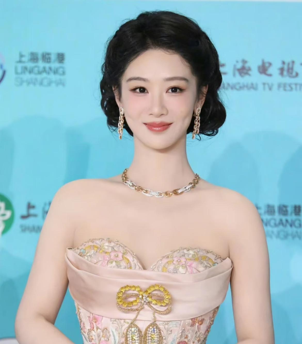 我敢打包票，这次金鹰奖杨紫有点悬啊，不是因为她的演技不行，而是因为她刚拿完白
