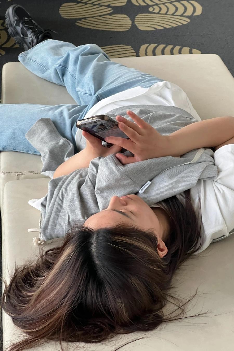 多管闲事，被亲侄女啪啪打脸了。去我妈家玩，看见我哥的女儿躺沙发上玩手机，我说：