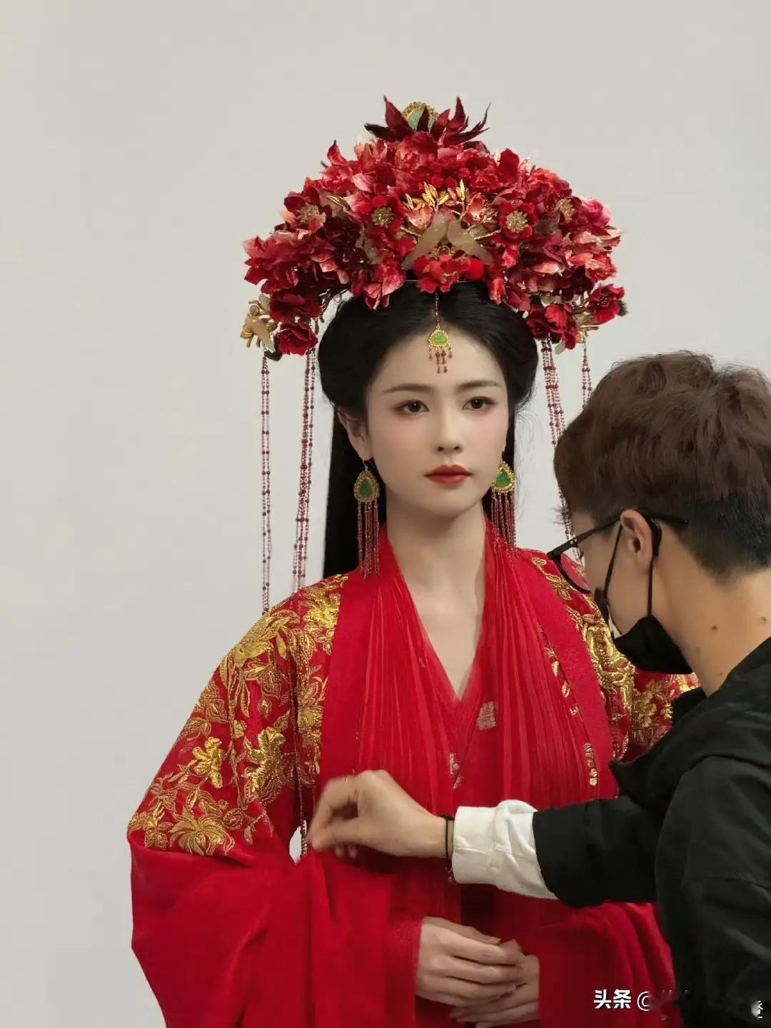 白鹿这“带娃”任务怕是越来越重啦！以后拍戏要带的弟弟妹妹又新增了6位。许凯呢，常