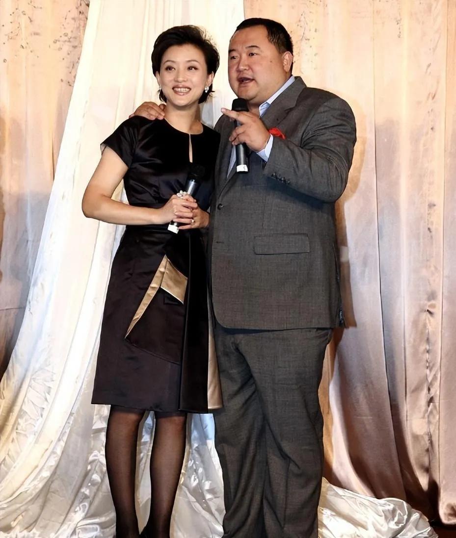 杨澜罕见和老公同台亮相✨一身黑色缎面短袖连衣裙，拼接浅金面料精致大方，搭配黑丝
