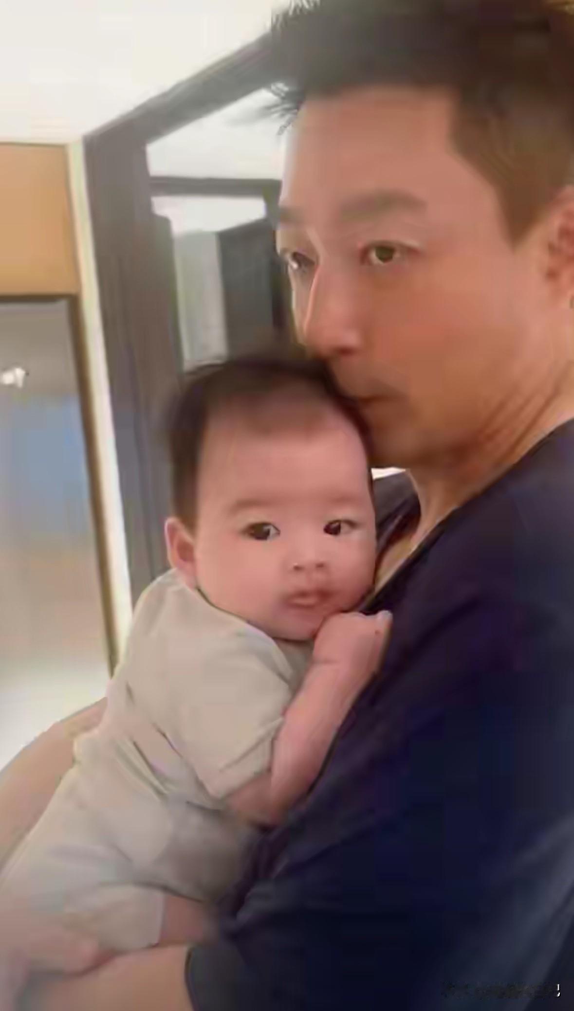 汪小菲抱着小儿子，大大方方的展示，评论区都是祝福声，我感觉这样真挺好的，像大s那