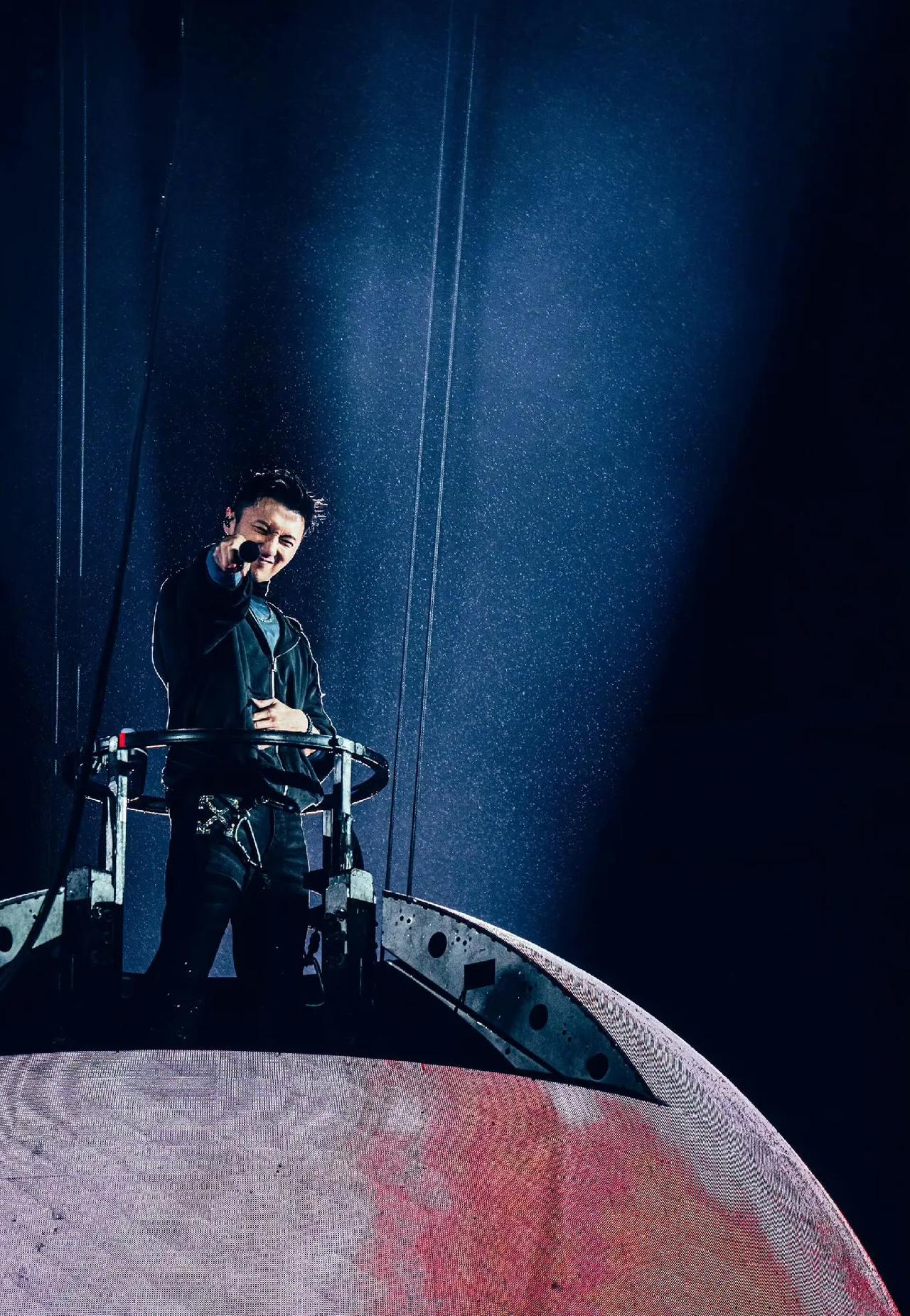 陈伟霆看谢霆锋演唱会：台上是偶像，台下是迷弟！印象里的陈伟霆是舞台上的王者，没