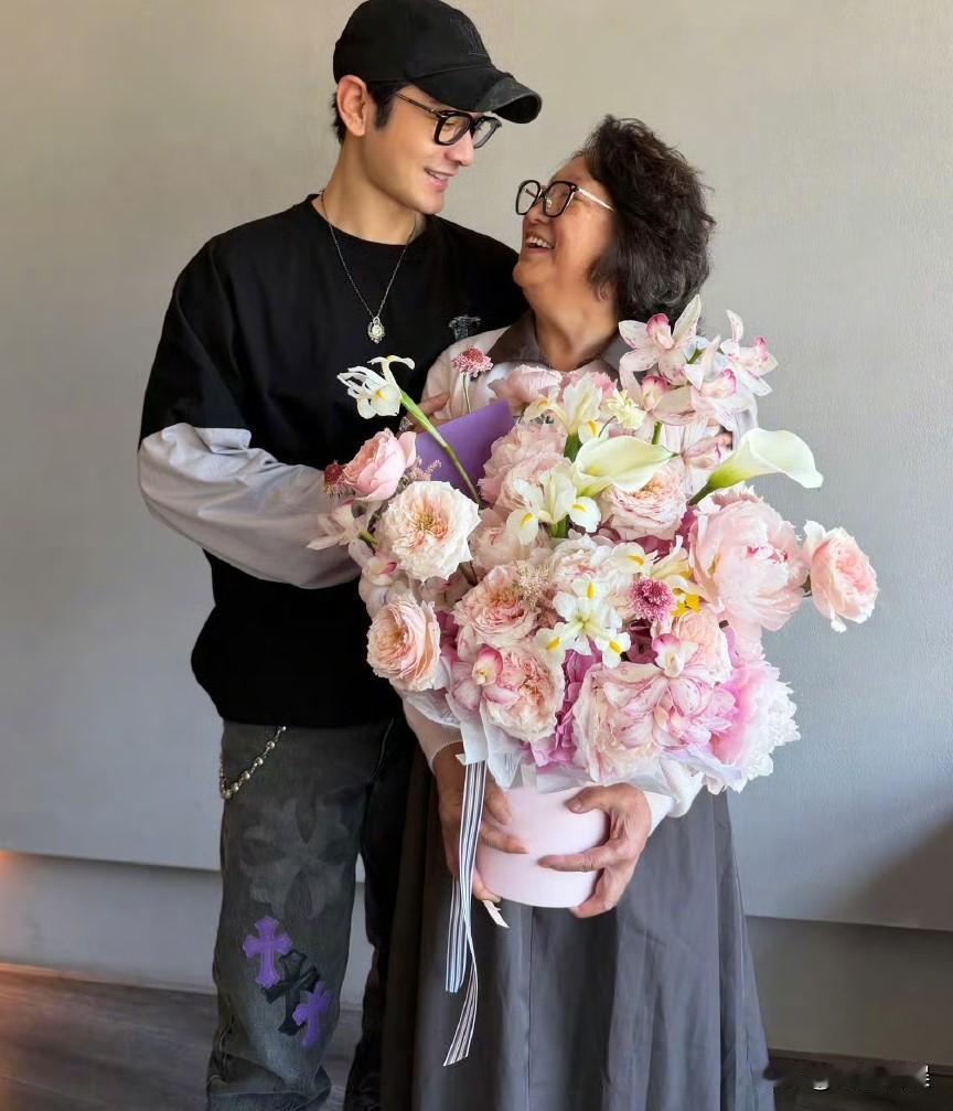 黄晓明妈妈，难掩幸福！5月10号，黄晓明在个人社交账号上，开心的晒出了和妈