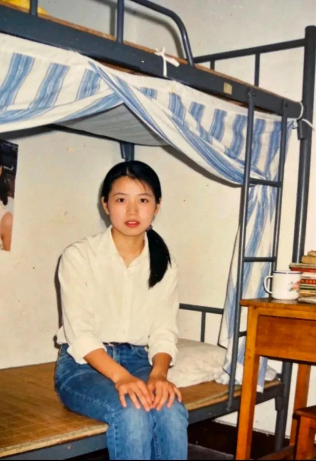 大概记得90年代末，00年后宿舍的样子。