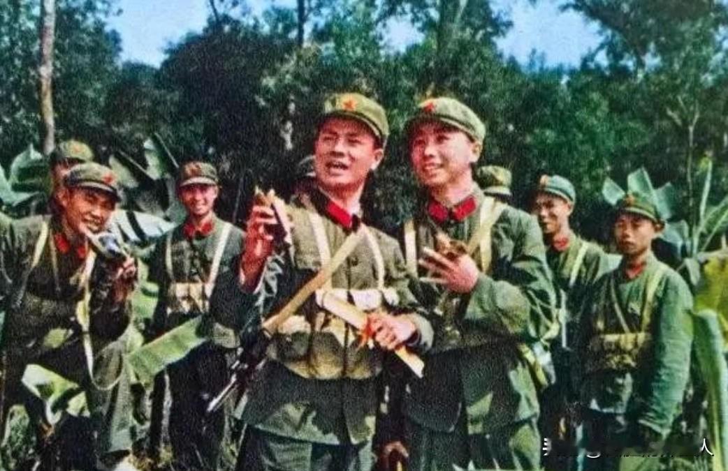 1979年，刘勇抱着一挺轻机枪，摸到越军阵地70米处，对着越军机枪手扫射，谁知子