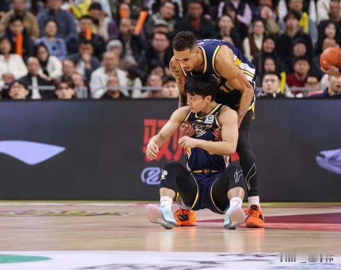 敬业！奎因谈徐杰：“徐杰很敬业。”“只要他能上场。”“他就不会休息。