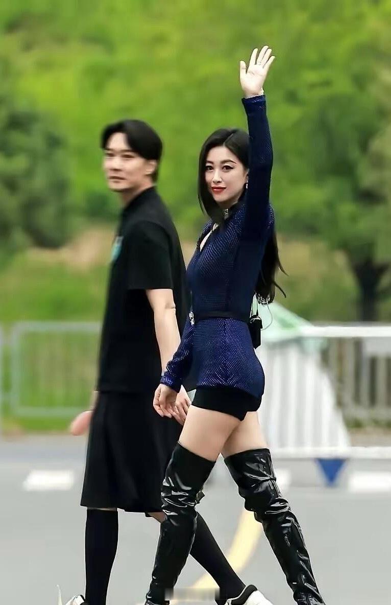 怪不得朱珠能够演绎那么多的职场精英形象，现实生活中，她就是这样一个又飒又爽的人。