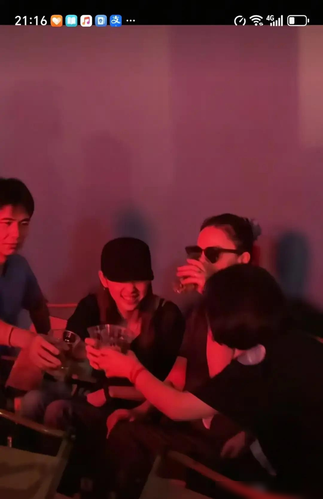 阿那亚酒局炸锅！王菲好友当众对多个女明星越界！原网传欧阳娜娜和摄影师Ryan举止亲密，实际是对方主动