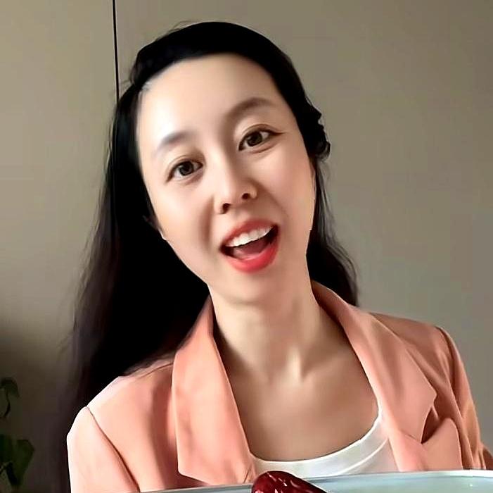 网友“星星”甩图，说田静两面派，拿妹妹给神秘“字母”大佬站台。凌晨两点，