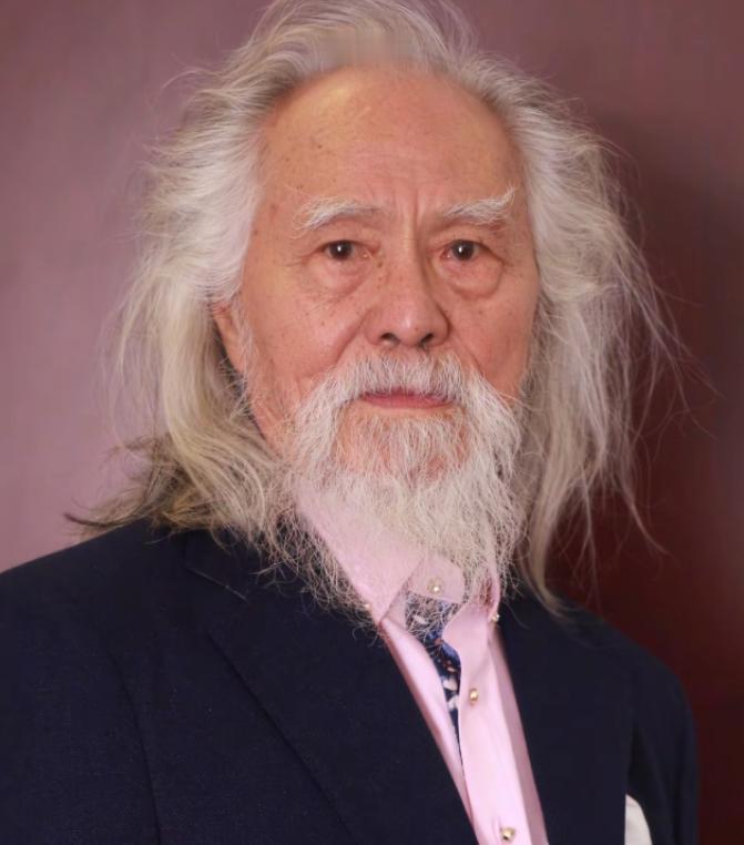 我有个亲戚是老中医，他偷偷告诉我，他说像王德顺这种的，90岁了，依旧神色笃定，精