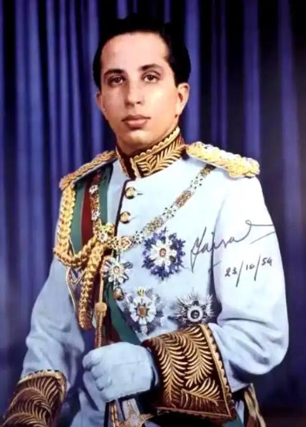 1958年，23岁的伊拉克国王费萨尔二世被处决，他的双脚被砍掉，衣服也被扒光，只