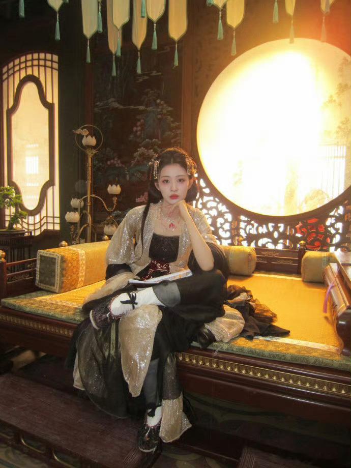  王楚然你是真上过班啊现代打工人魂穿后宫，王楚然这段也太真实了！没共享单车、用